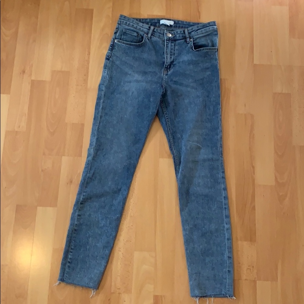 H&M blue Jeans ripped at bottom